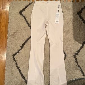 NWT Alo airbrush high waist flutter legging in ivory, size m